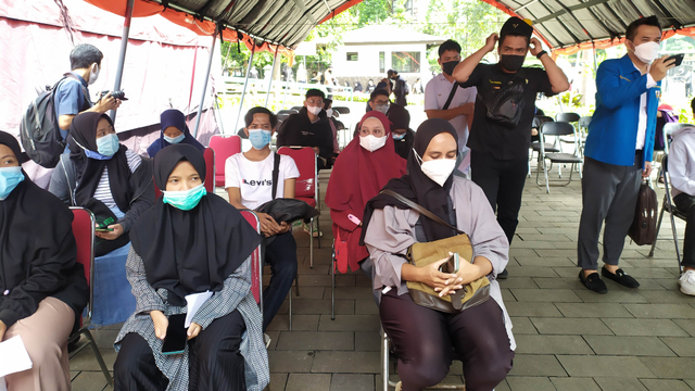 Generasi milenial mengikuti kegiatan vaksinasi yang diadakan di Gedung Sate, Kota Bandung pada Rabu (6/10). Foto: Rachmadi Rasyad/kumparan